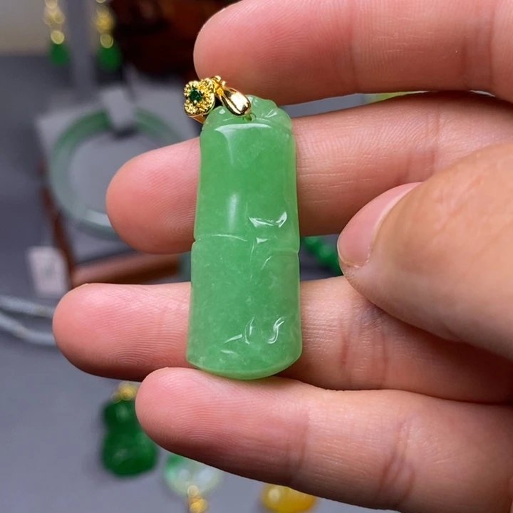 翡翠未镶嵌吊坠(赠链)