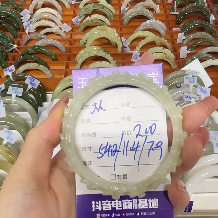 左***肩和田玉未镶嵌手镯