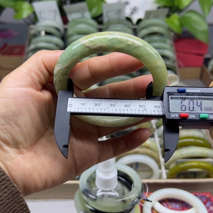 蛇纹石玉未镶嵌手镯44