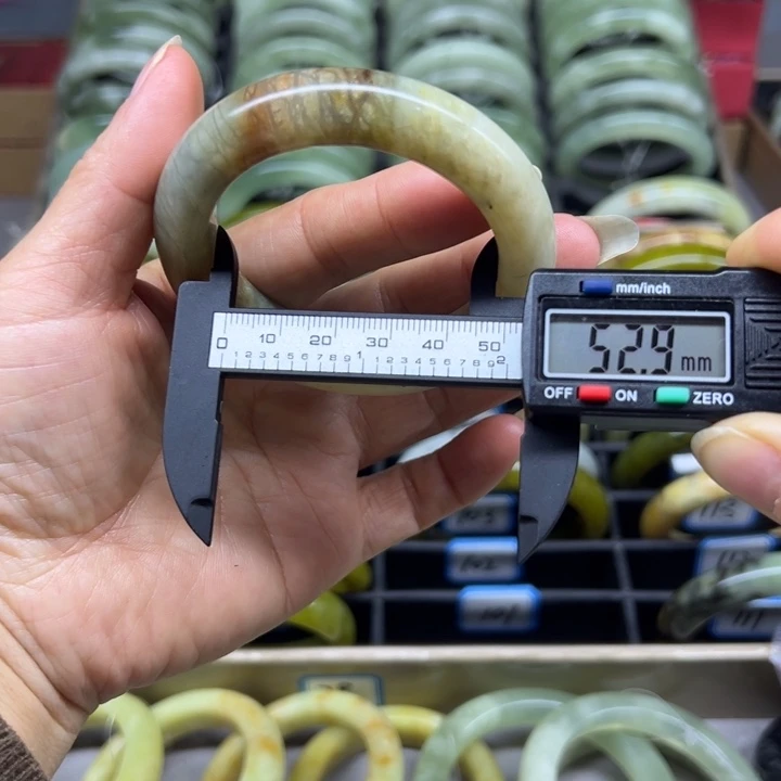 蛇纹石玉未镶嵌手镯112