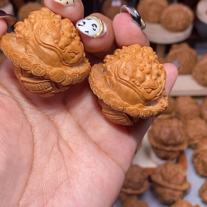 白狮子腰缠万贯雕刻的金蟾