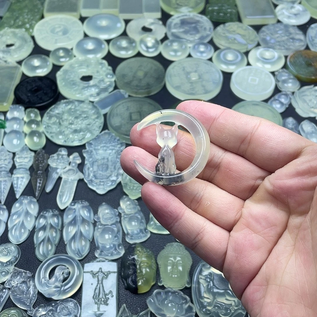 岫玉未镶嵌颈饰月亮猫