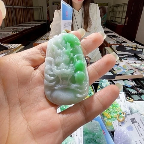 翡翠未镶嵌项圈一个