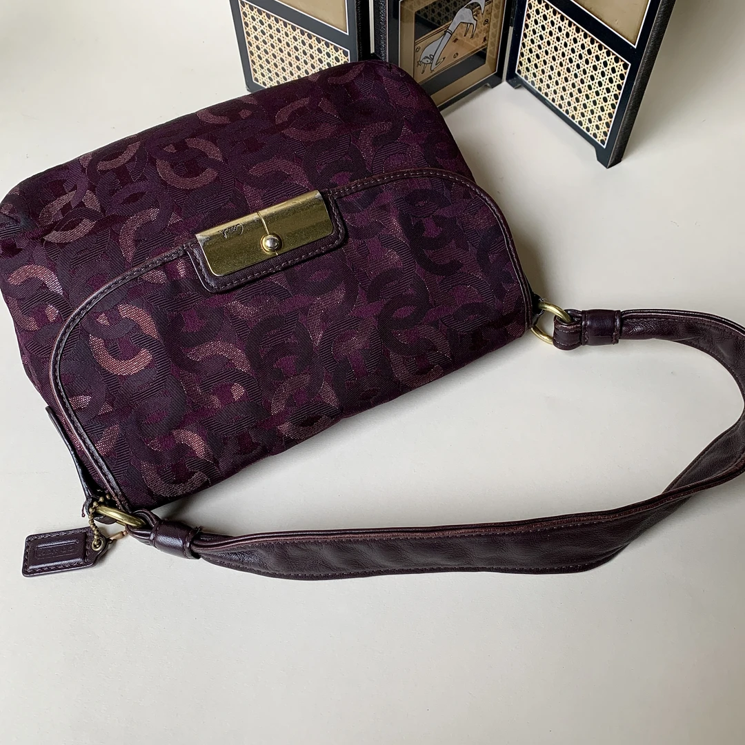 95新 COACH/蔻驰 经典百搭时尚帆布老花金扣紫色单肩腋下苹果包