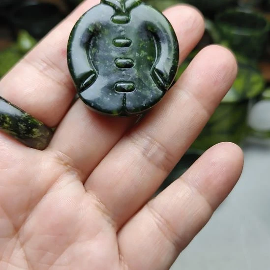 未镶嵌蛇纹石玉吊坠