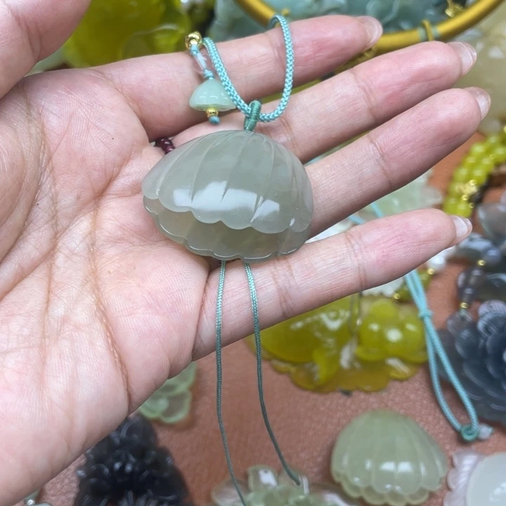 蛇纹石玉未镶嵌颈饰