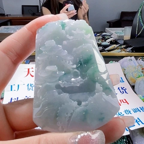 翡翠未镶嵌颈饰一个