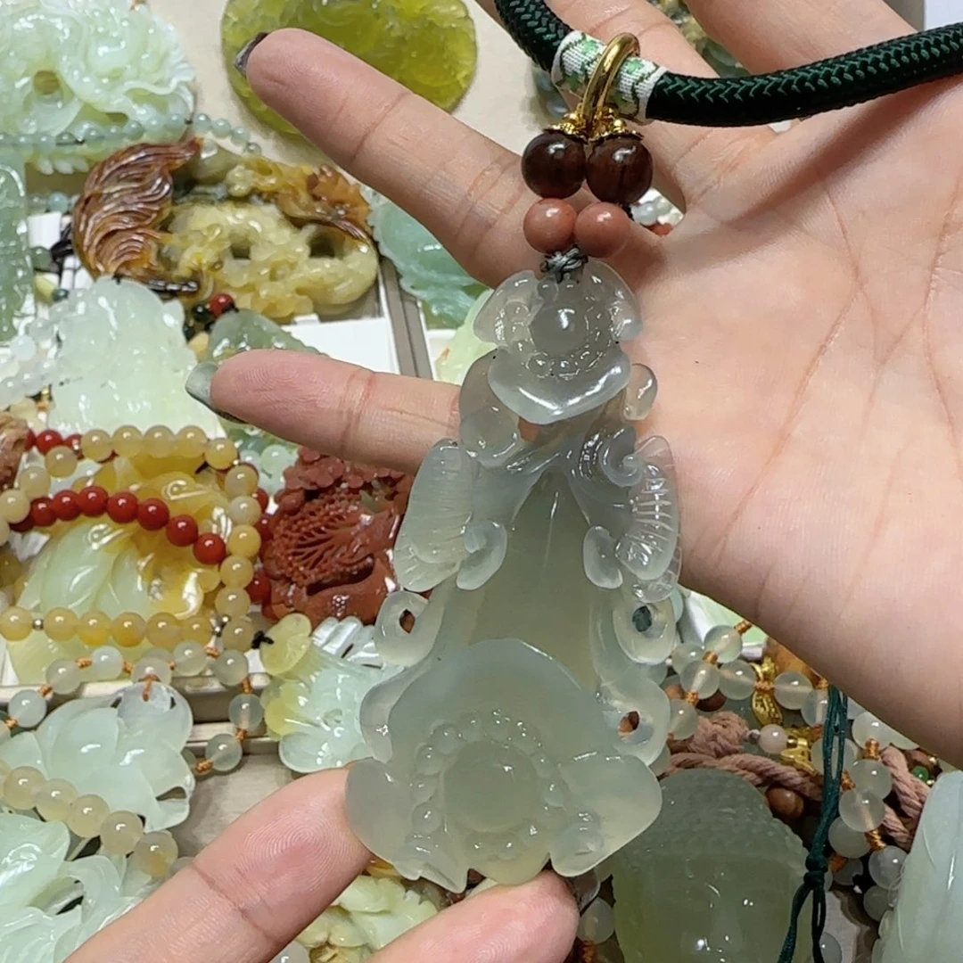 未镶嵌蛇纹石玉吊坠