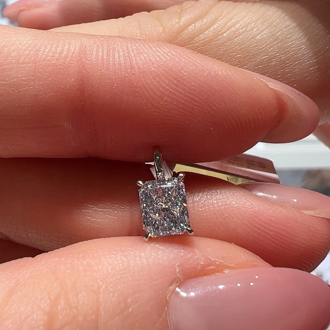 实验室培育钻石18K金镶嵌吊坠93 分孤品放漏 蓝调