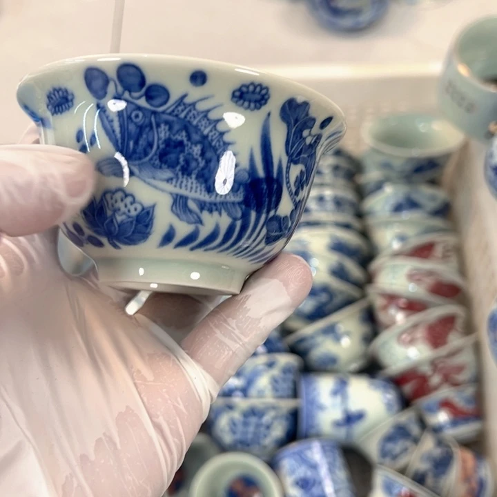 瓷片白青花鱼藻纹压手杯主人杯全品