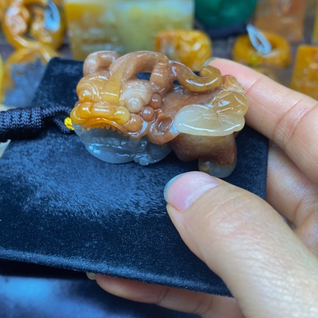 未镶嵌石英质玉（黄龙玉）颈饰