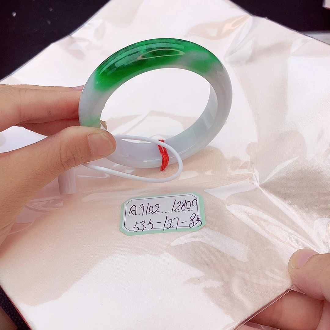 翡翠手镯未镶嵌翡翠