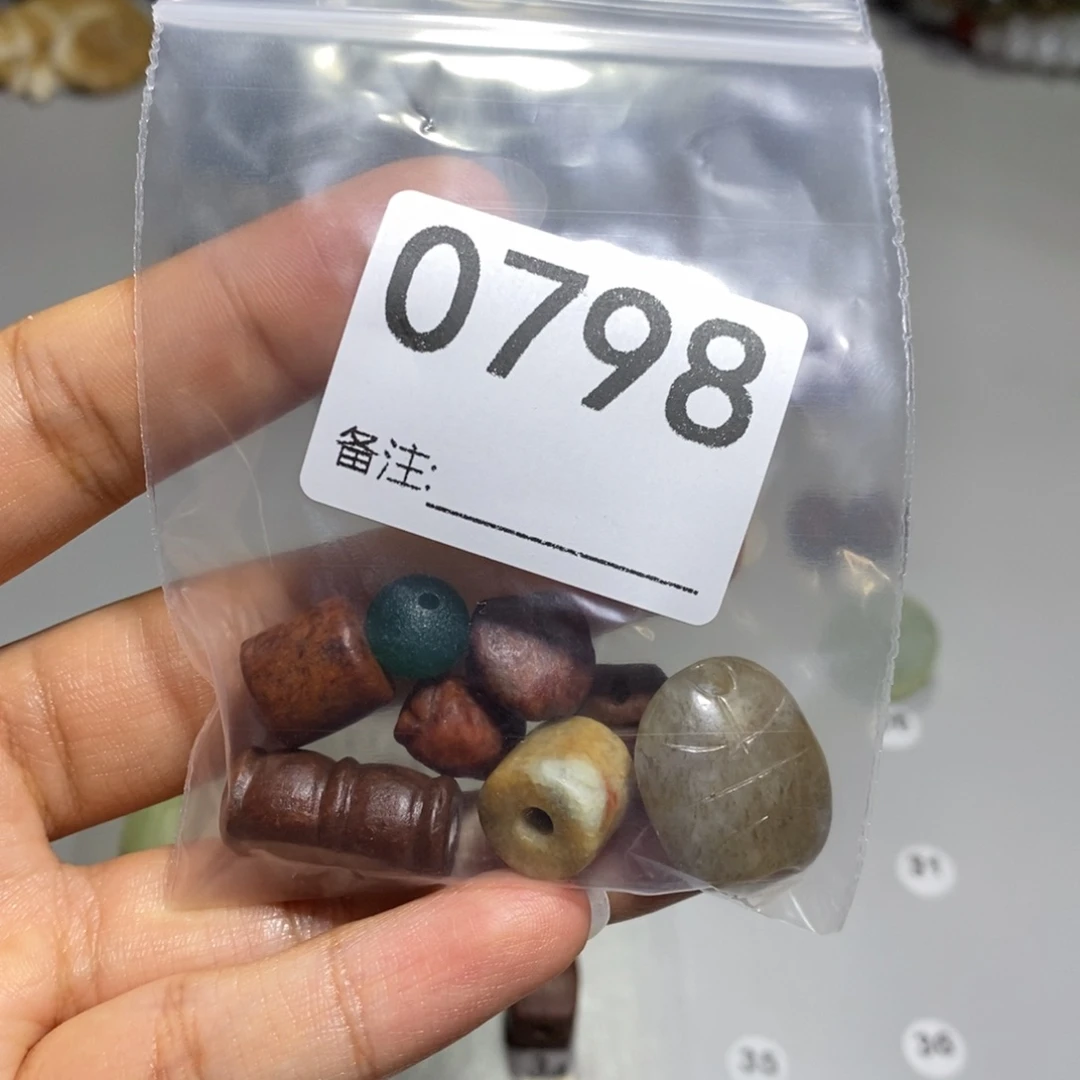 颈饰未镶嵌透闪石质玉⁽****⁾