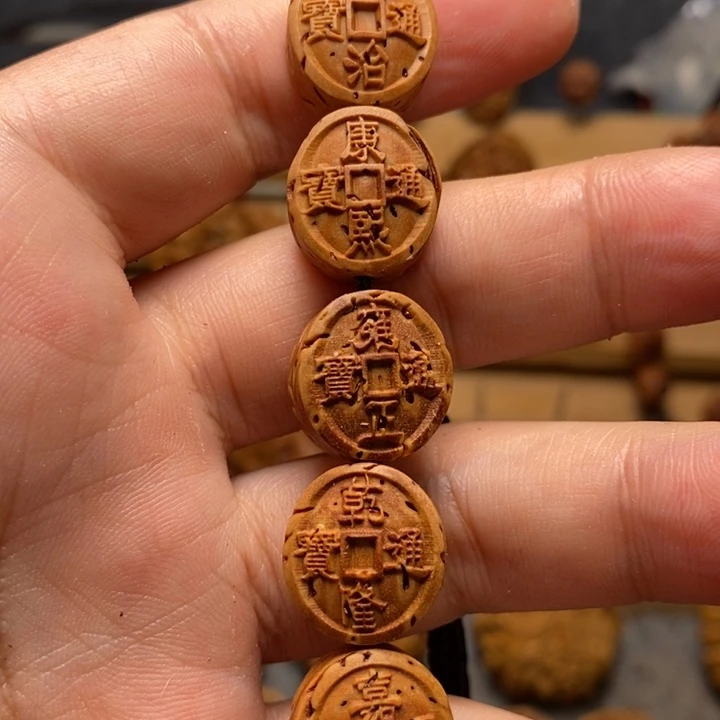 桃核雕刻五帝钱手串