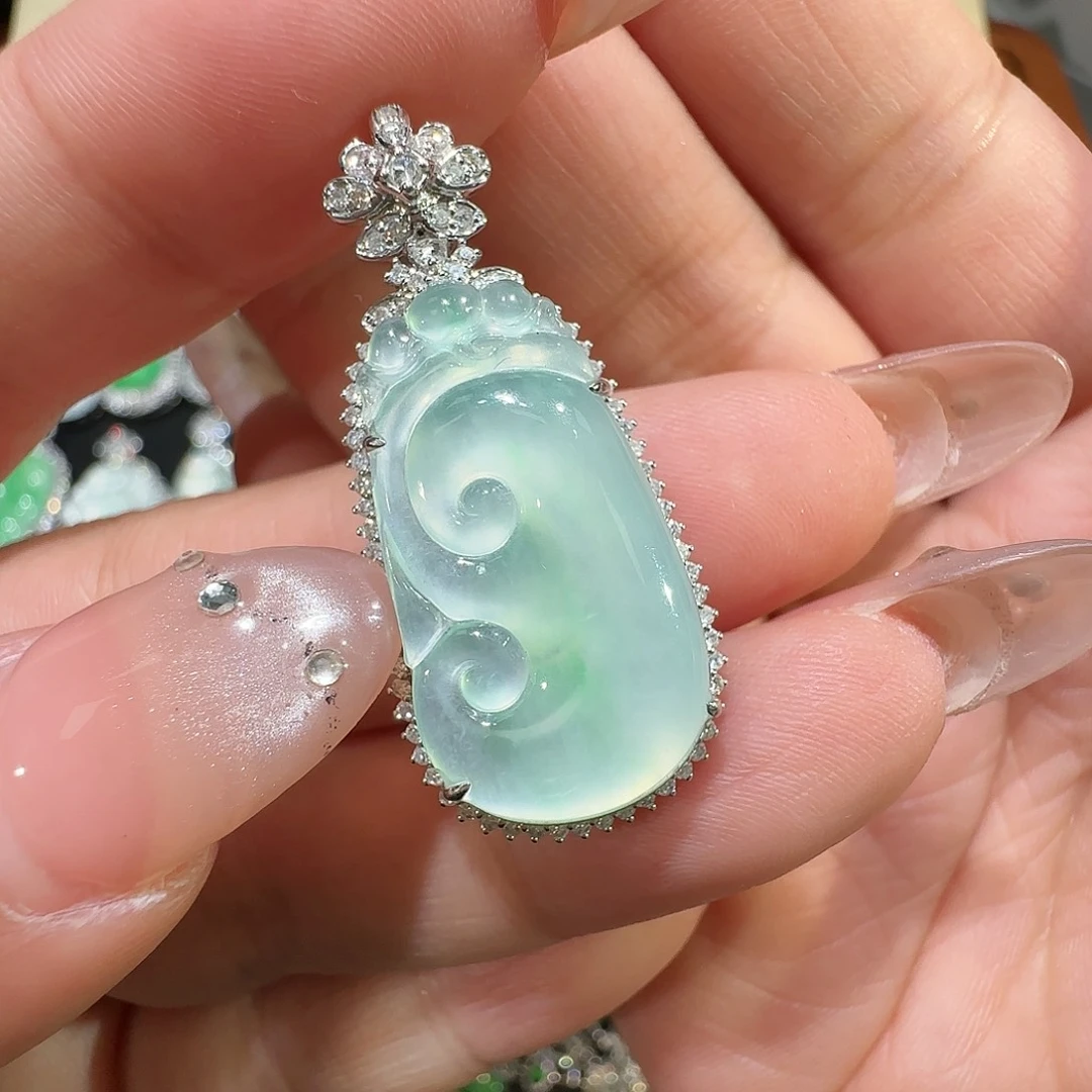 【闪购商品】颈饰18K金镶嵌翡翠