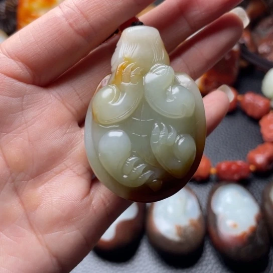 王***天和田玉未镶嵌颈饰