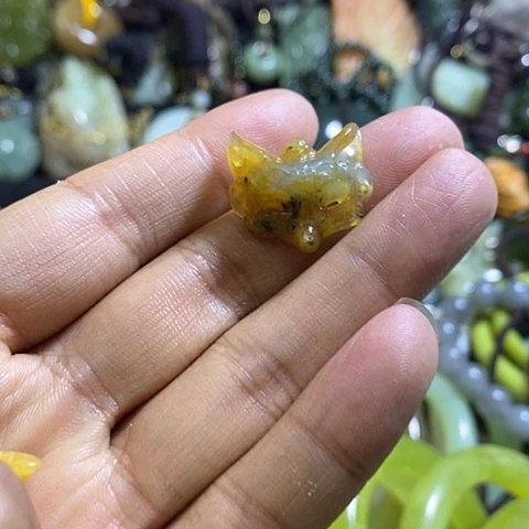 岫玉未镶嵌挂件一个