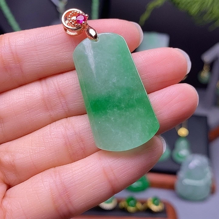 翡翠未镶嵌吊坠(赠链)