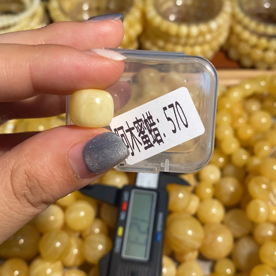 未镶嵌琥珀珠宝奇石570