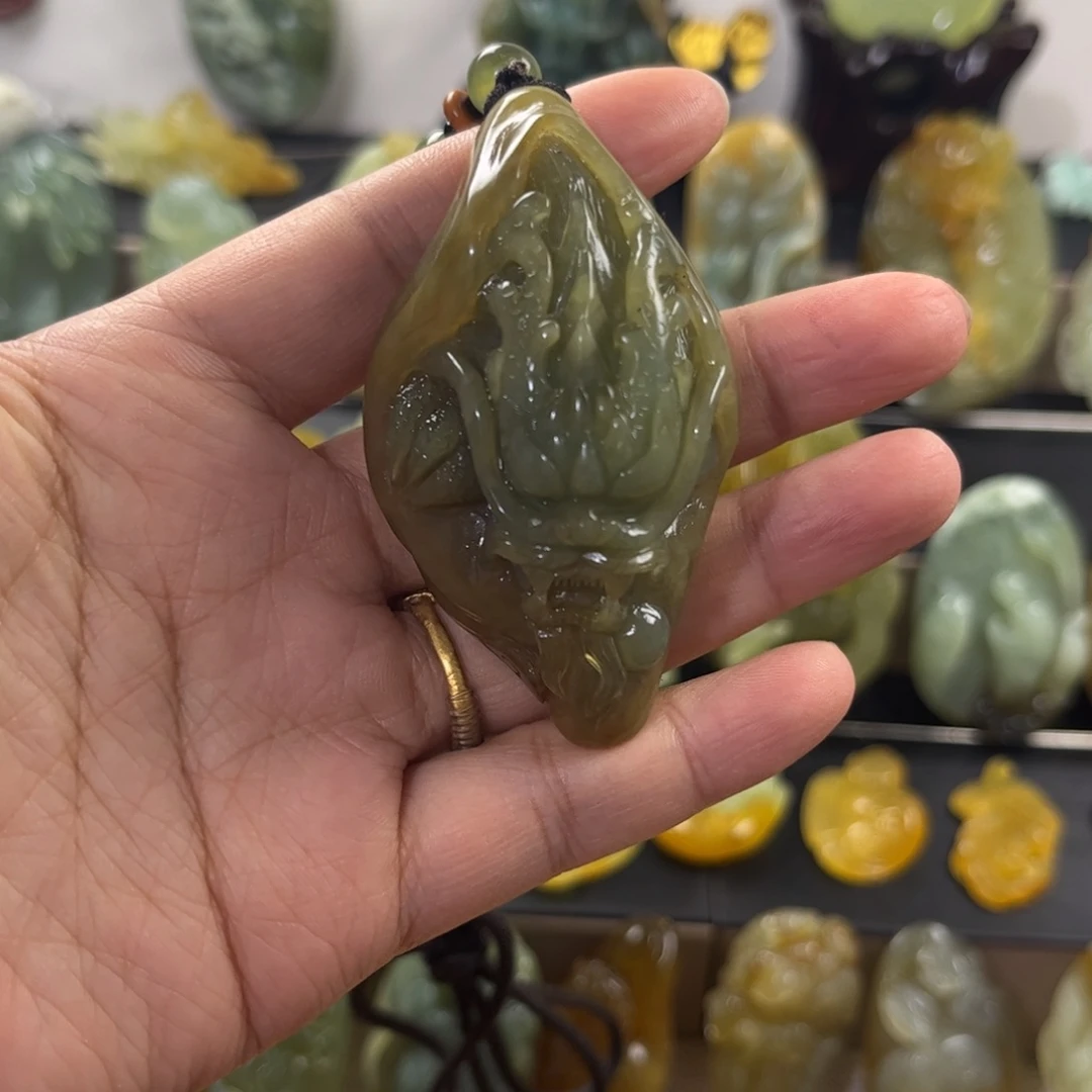 蛇纹石玉未镶嵌颈饰