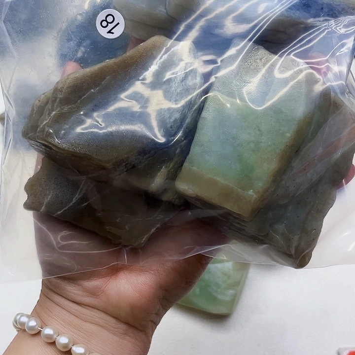 董***孩和田玉（糖玉）未镶嵌珠宝半成品