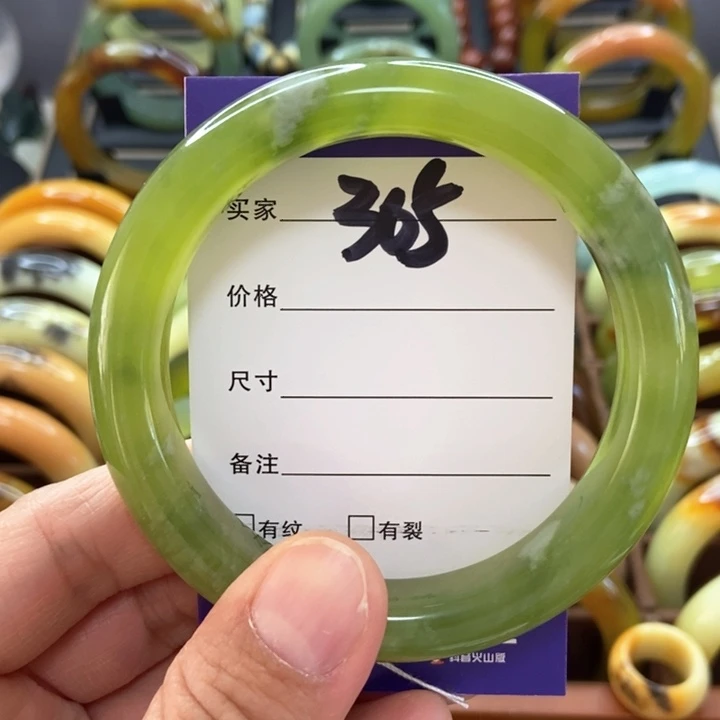 蛇纹石玉手镯未镶嵌清*。