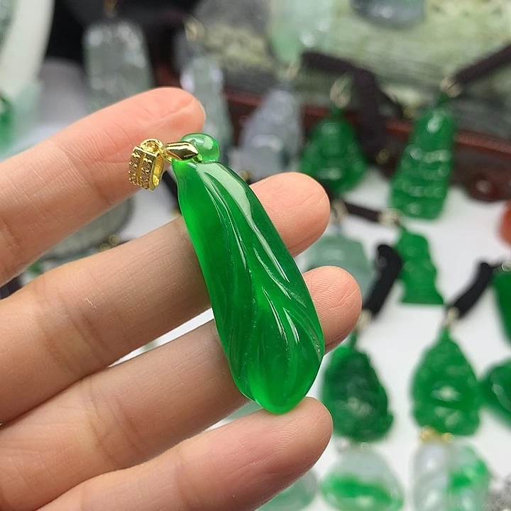 翡翠未镶嵌吊坠(赠链)
