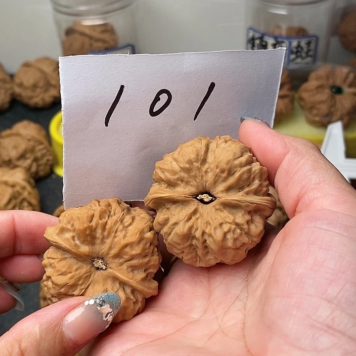 龚***石蛤蟆的眼睛是真的好看啊