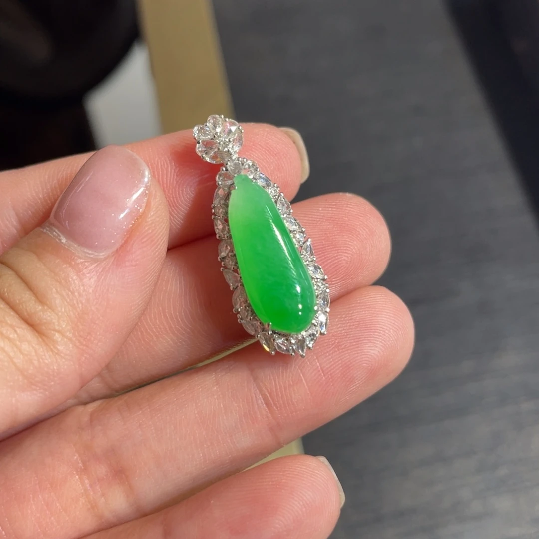 颈饰18K金镶嵌翡翠瓜