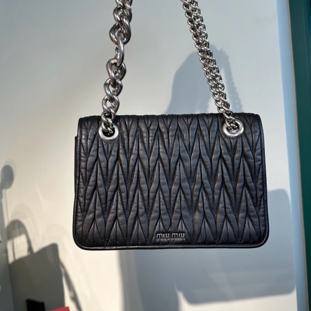 95新 MIU MIU/缪缪 MiuMiu褶皱斜挎包黑色