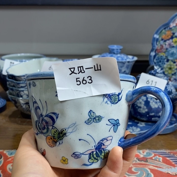 青花瓷景德镇手绘蝴蝶盖杯