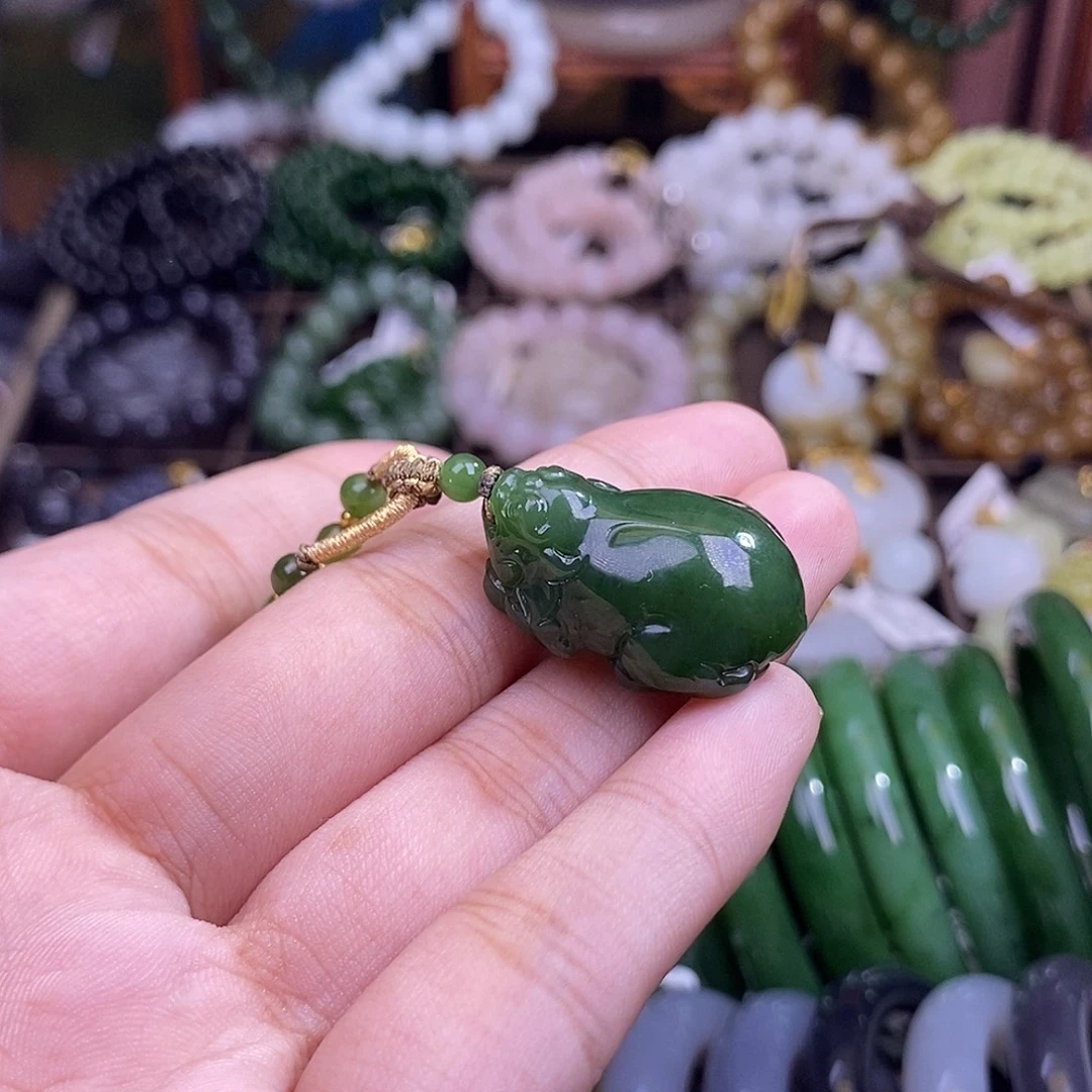 和田玉未镶嵌颈饰碧玉菠菜绿貔貅