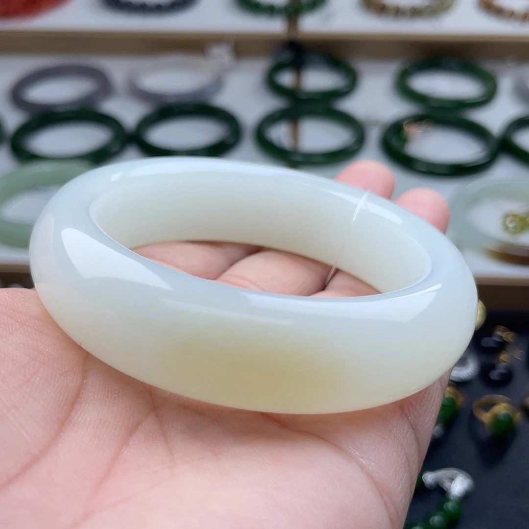 和田玉手镯未镶嵌