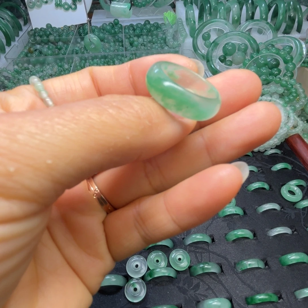 石英质玉（非洲翠）未镶嵌散珠戒指圈口24+