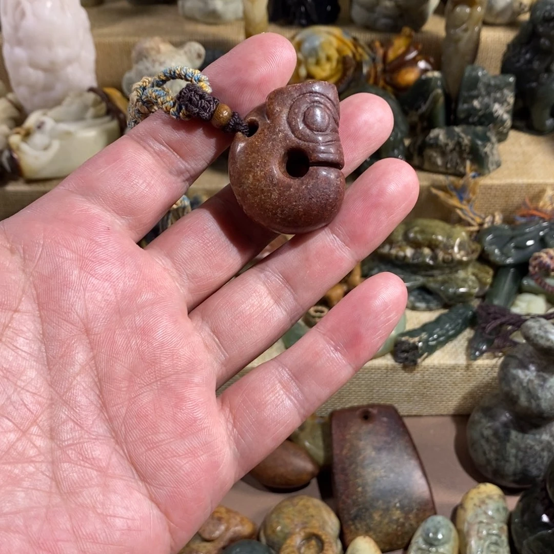 未镶嵌岫岩河磨玉（透闪石质玉）挂件
