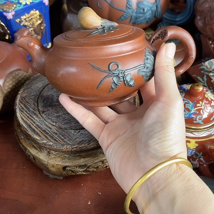 红泥茶壶原矿泥料手工制作的一把紫砂壶。