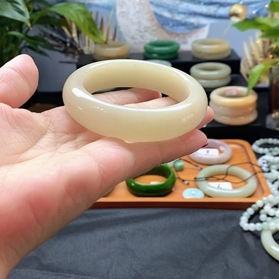 未镶嵌手镯石英质玉余**张
