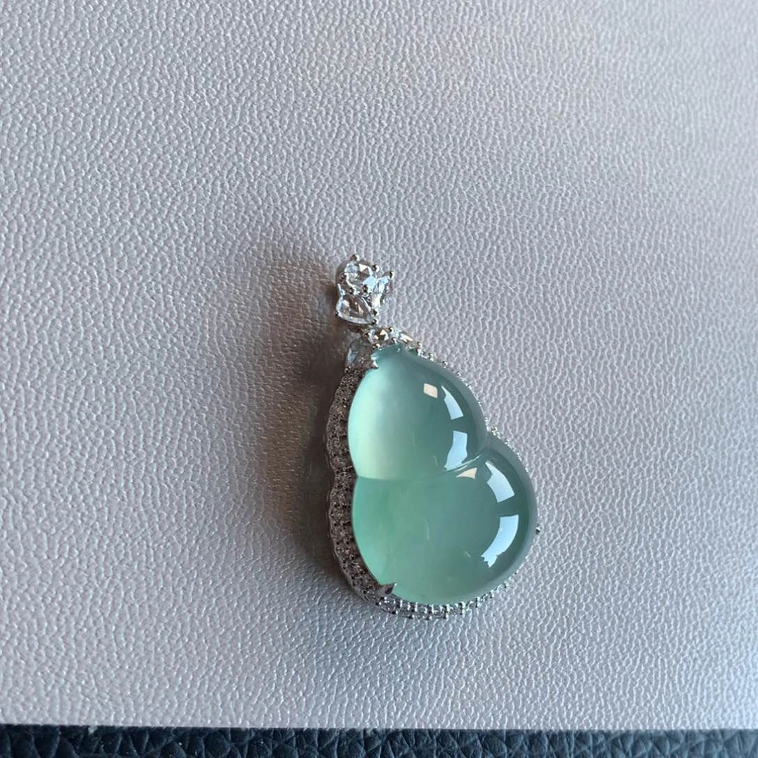 翡翠颈饰18K金镶嵌天然翡翠