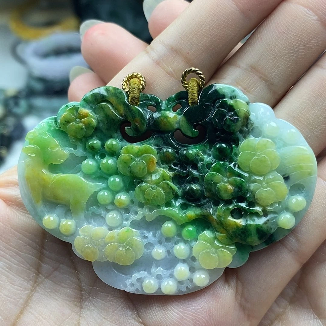 翡翠未镶嵌颈饰最***排牌子