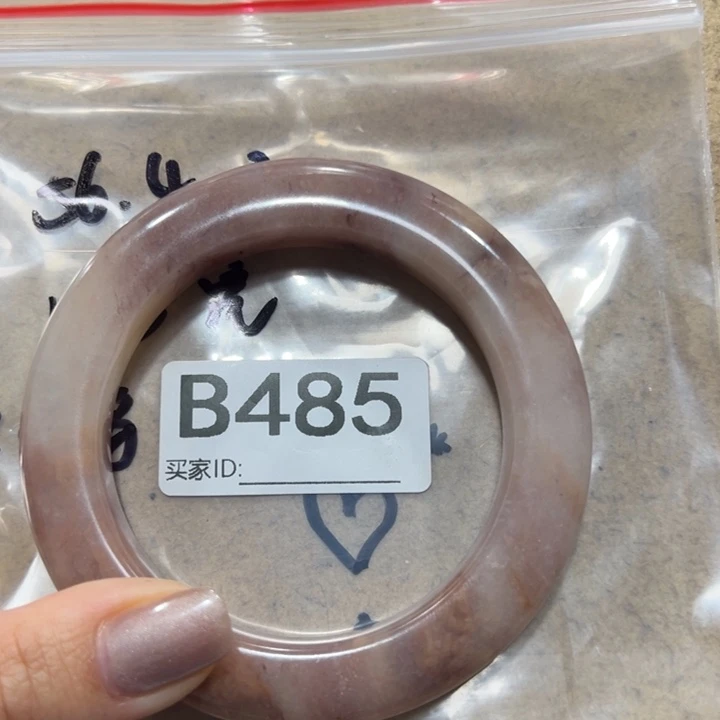 爱***莲石英质玉（佘太翠）未镶嵌手镯