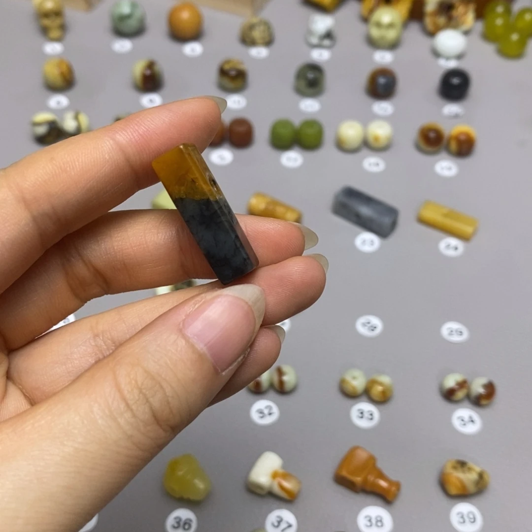 蛇纹石玉配饰合金抖**王