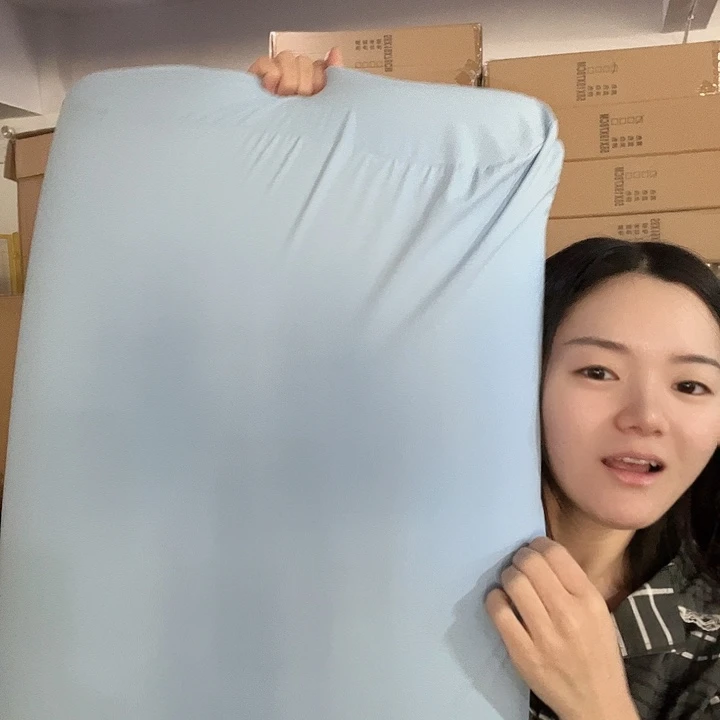 浅蓝色凝胶枕头。56