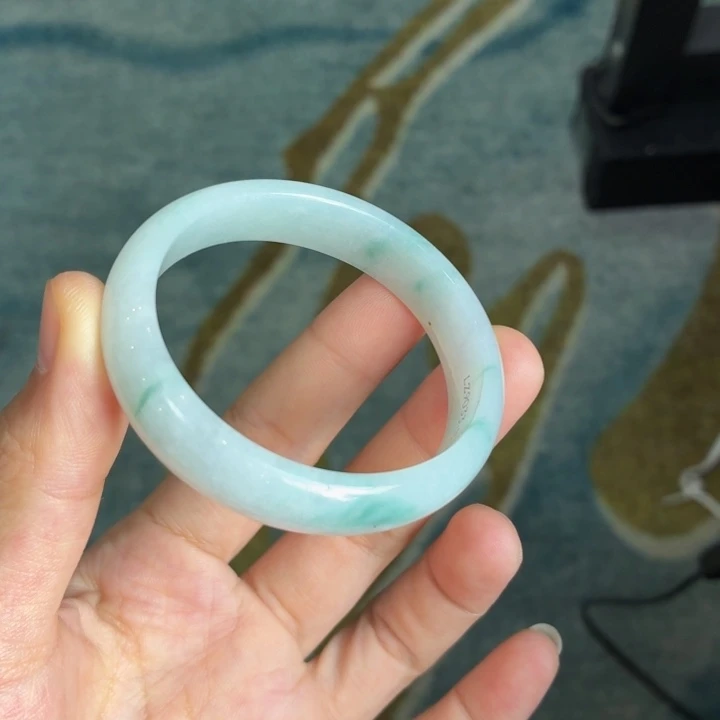 翡翠手镯未镶嵌翡翠手镯