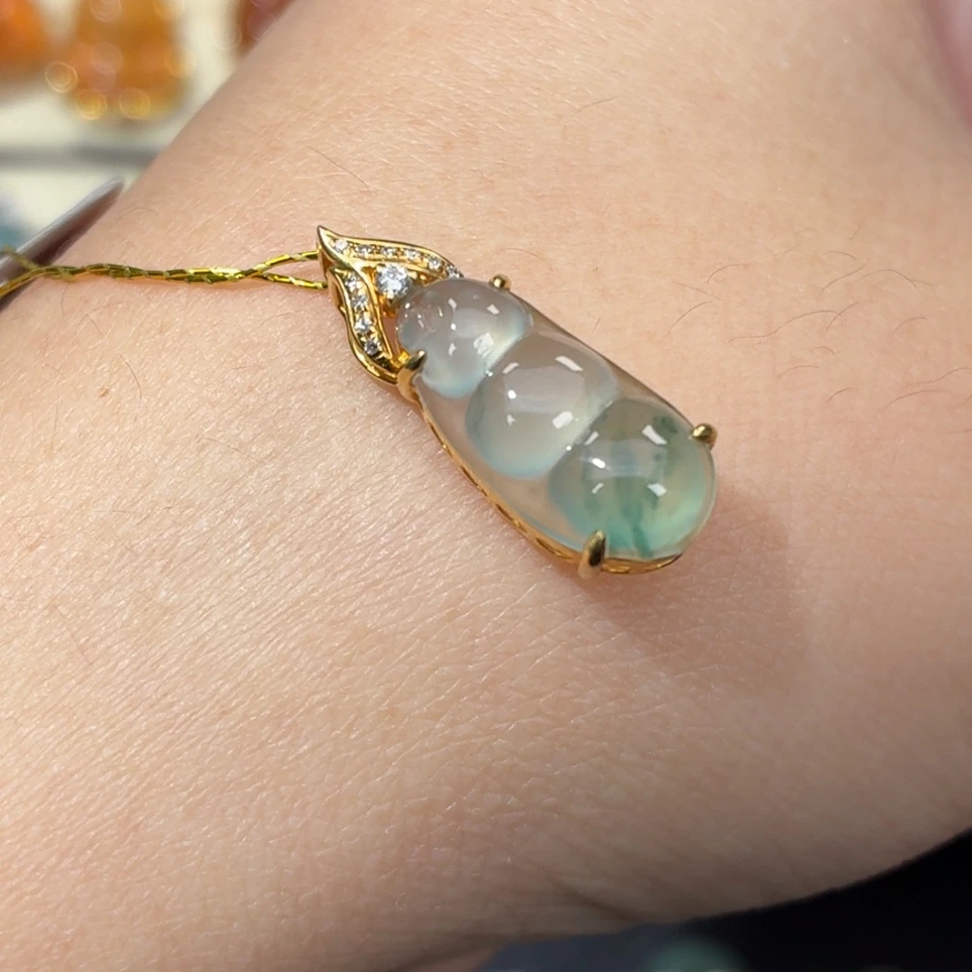 翡翠18K金镶嵌颈饰