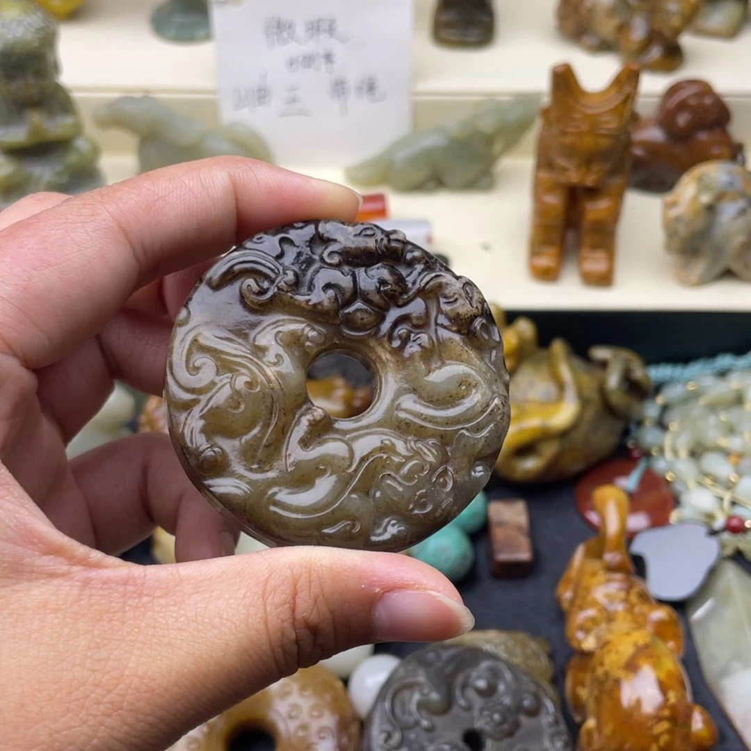 蛇纹石玉未镶嵌颈饰山***峰