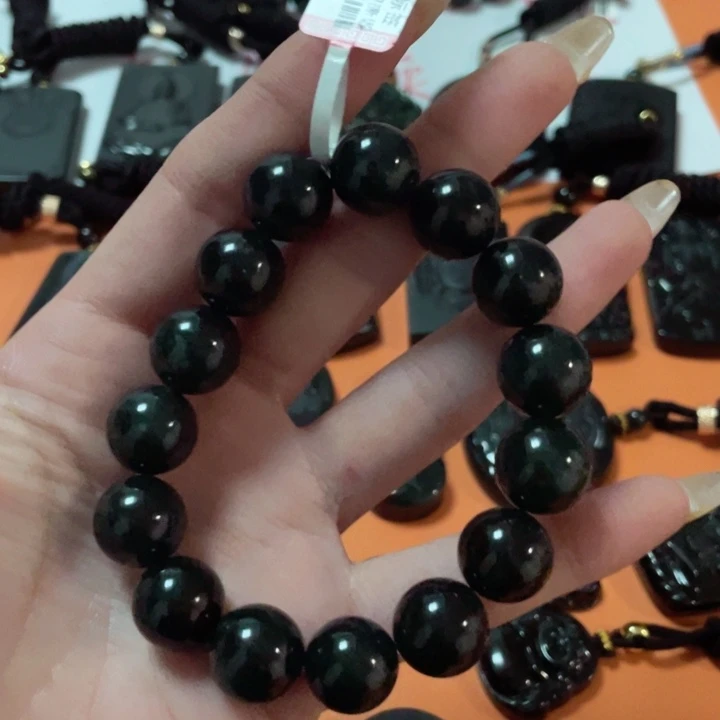 翡翠颈饰未镶嵌遇*?