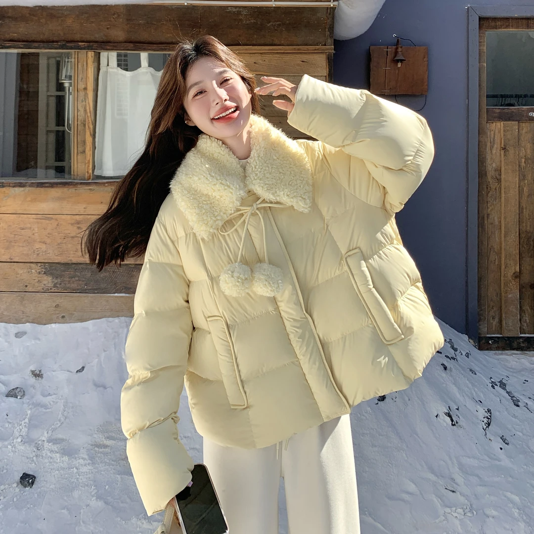 奶黄色俏皮减龄泡芙羽绒服女2025冬季小个子羊羔毛翻领白鸭绒外套