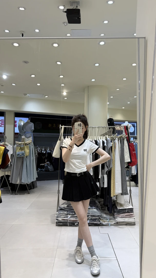 学院风撞色v领短款修身T恤