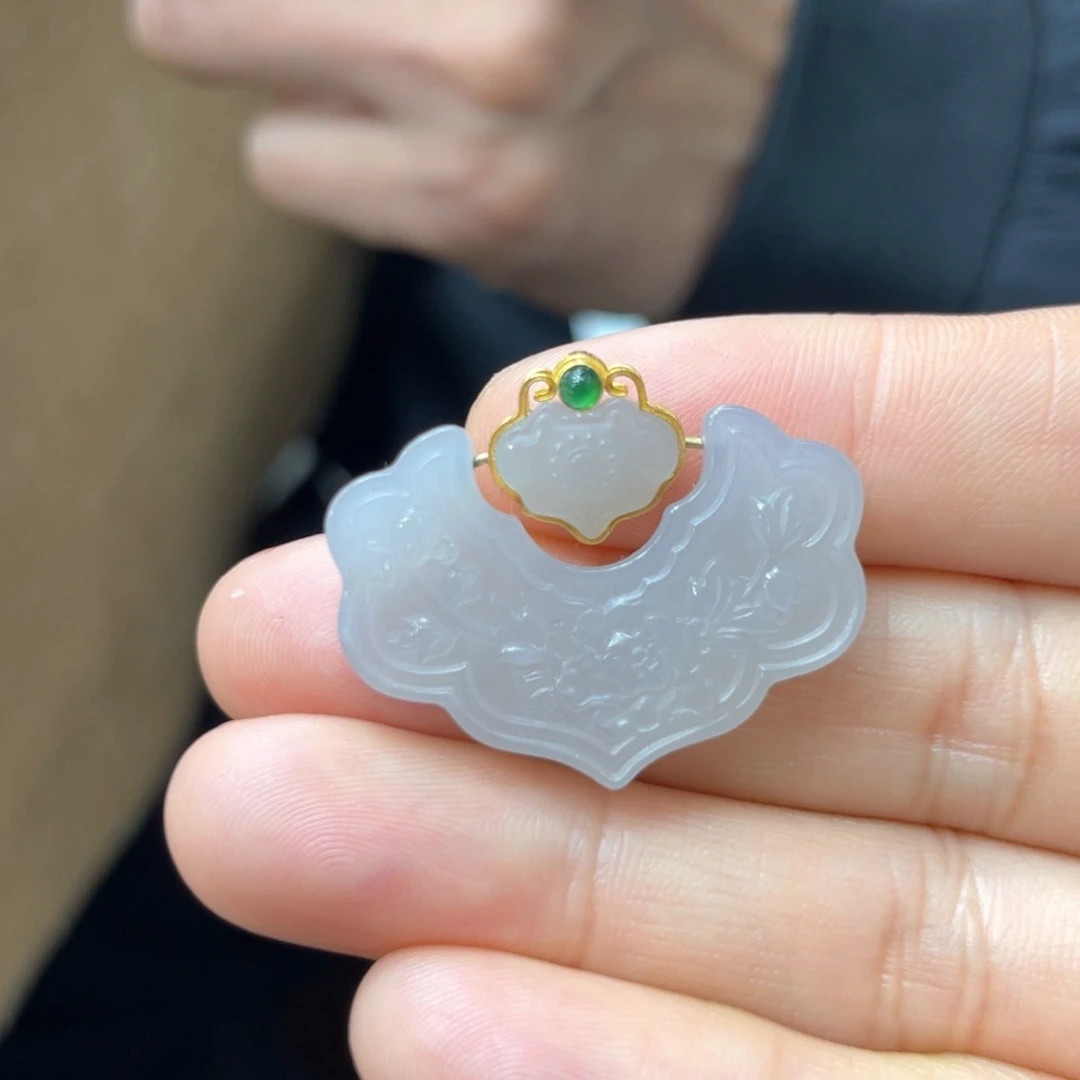 颈饰18K金镶嵌和田玉