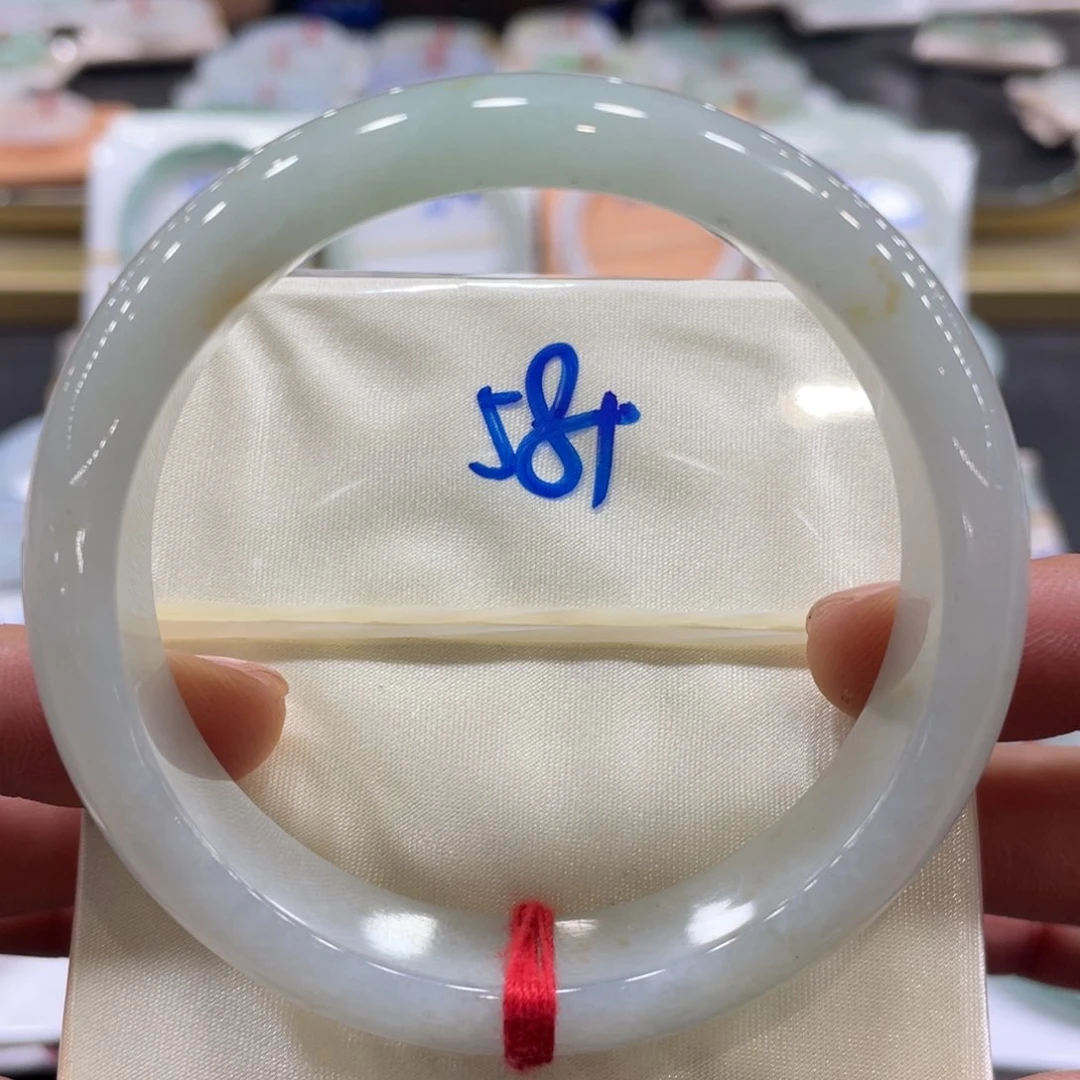 翡翠手镯未镶嵌翡翠手镯